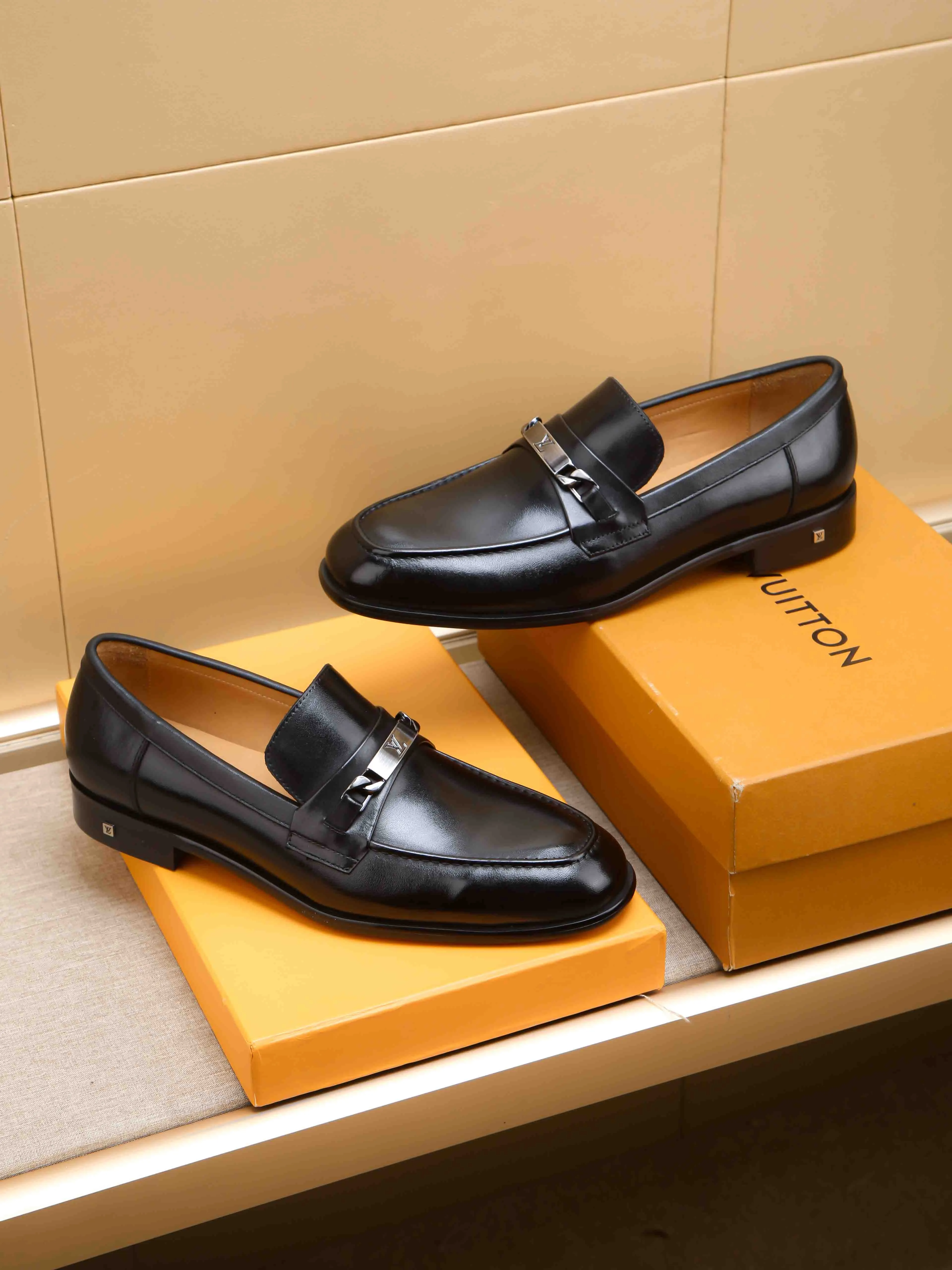 Men's shoes 💰 460 💰 Louis Vuitton LV ® 🆕 model 🔛Full shoe counter, first layer cowhide, 🐂leather lined casual shoes for men, super soft outsole, essential for driving. Counter synchronization, original first layer cowhide, completely 1:1 mold customization🌹top version, color optional! Number: 39-44 (customized at 38.45)